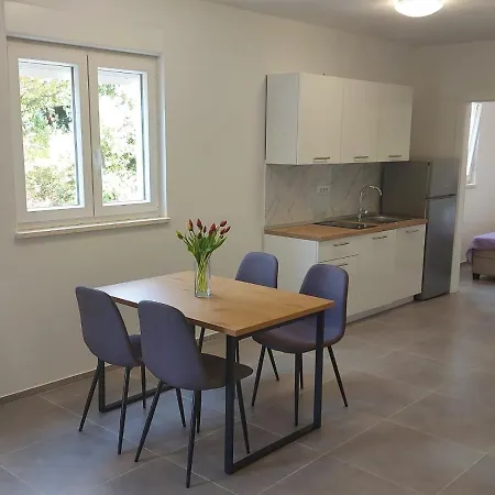 Отель Neva Макарска